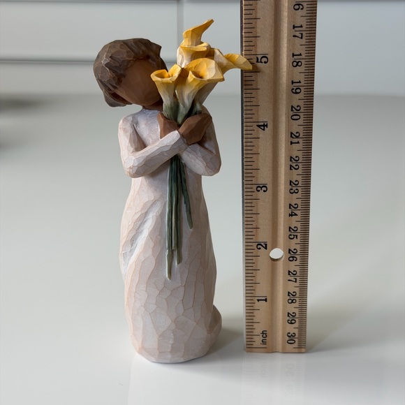 Willow Tree Gratitude Girl With Yellow Calla Lilies Figurine 2022 - Home Decor - Picture 10 of 11